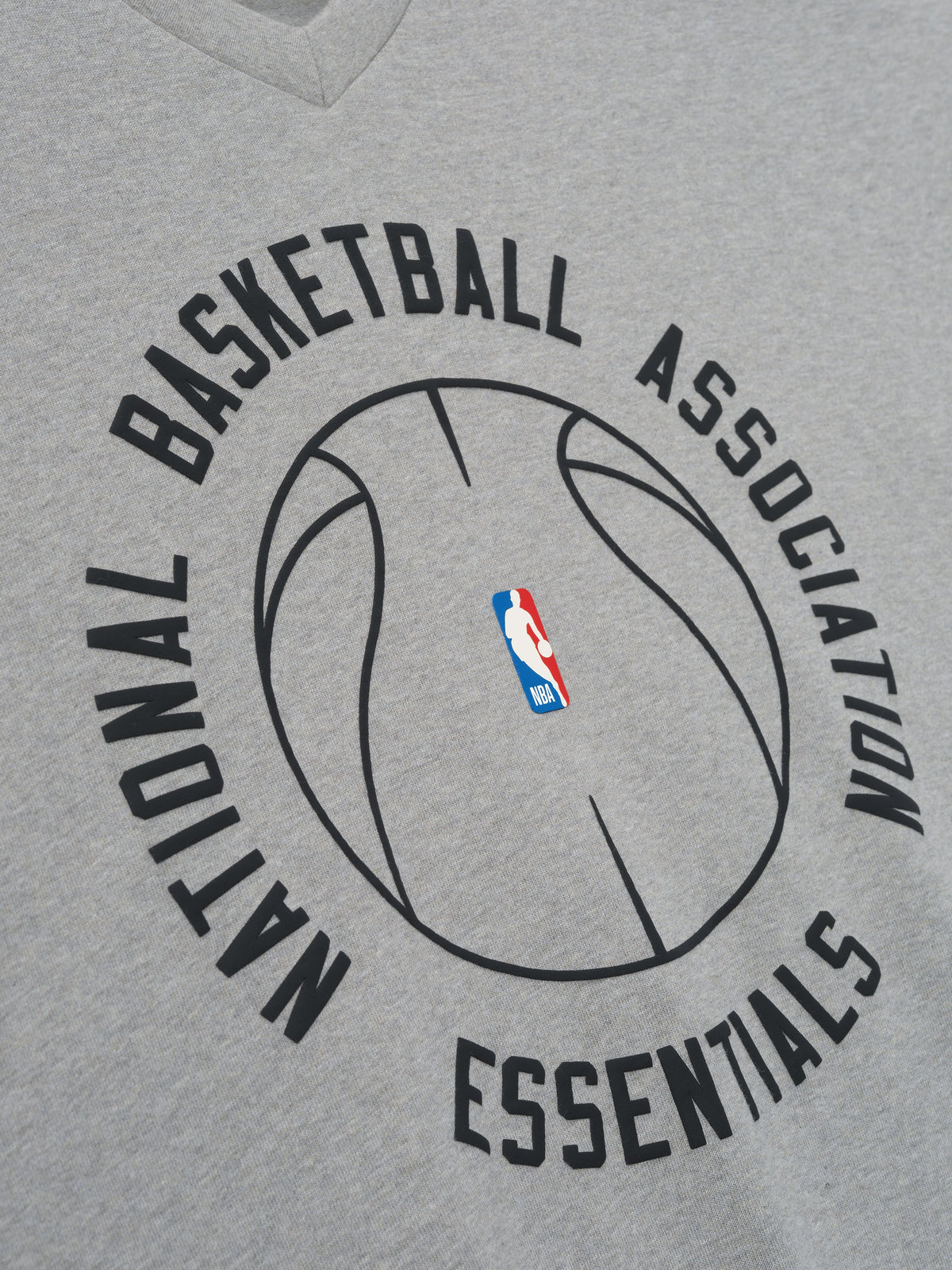 Remera Manga Larga Fear of God Essentials Nba x Barkley Hendricks V-neck Concrete Heather