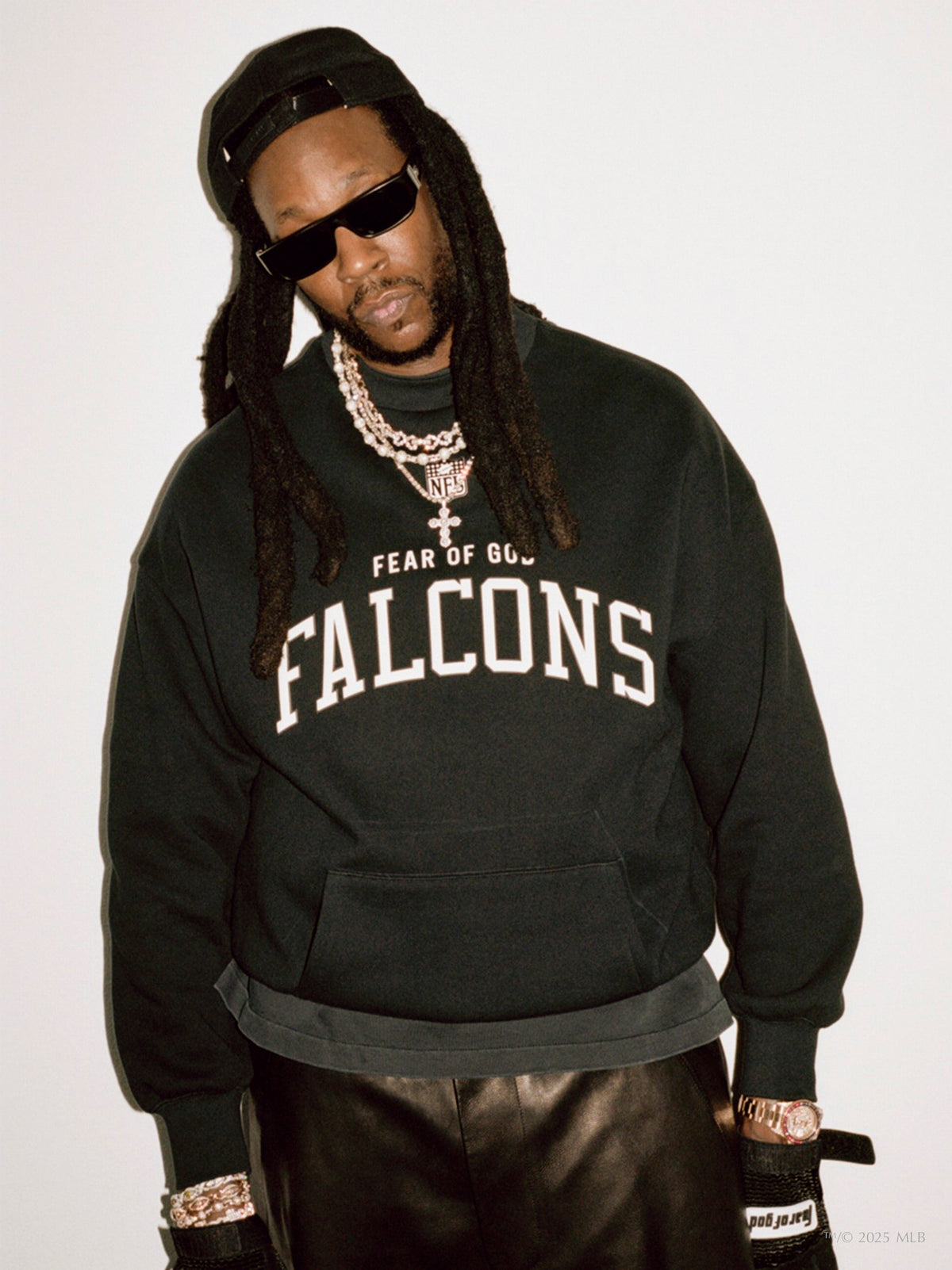 Buzo Fear of God Essentials Falcons Negro