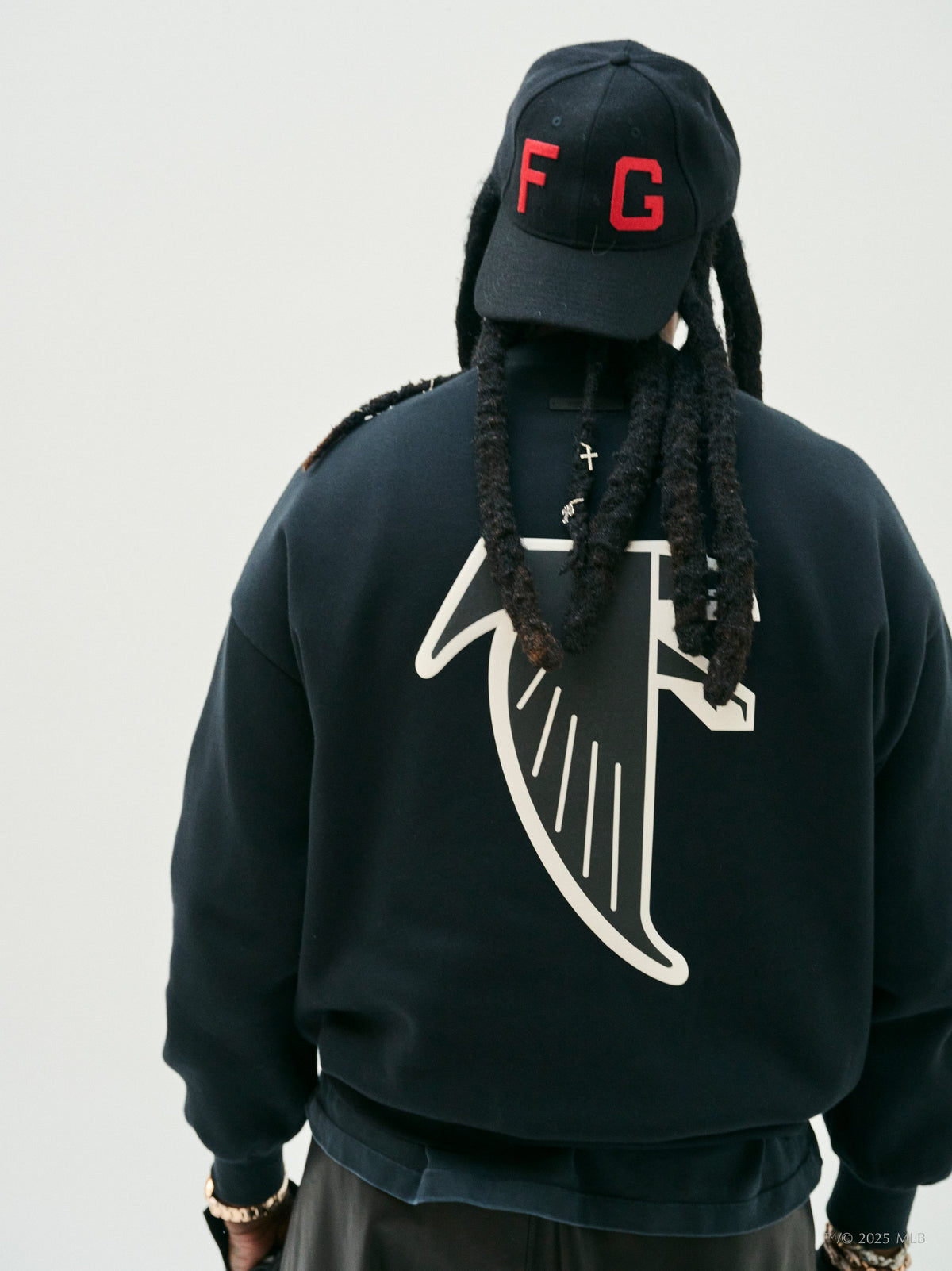Buzo Fear of God Essentials Falcons Negro