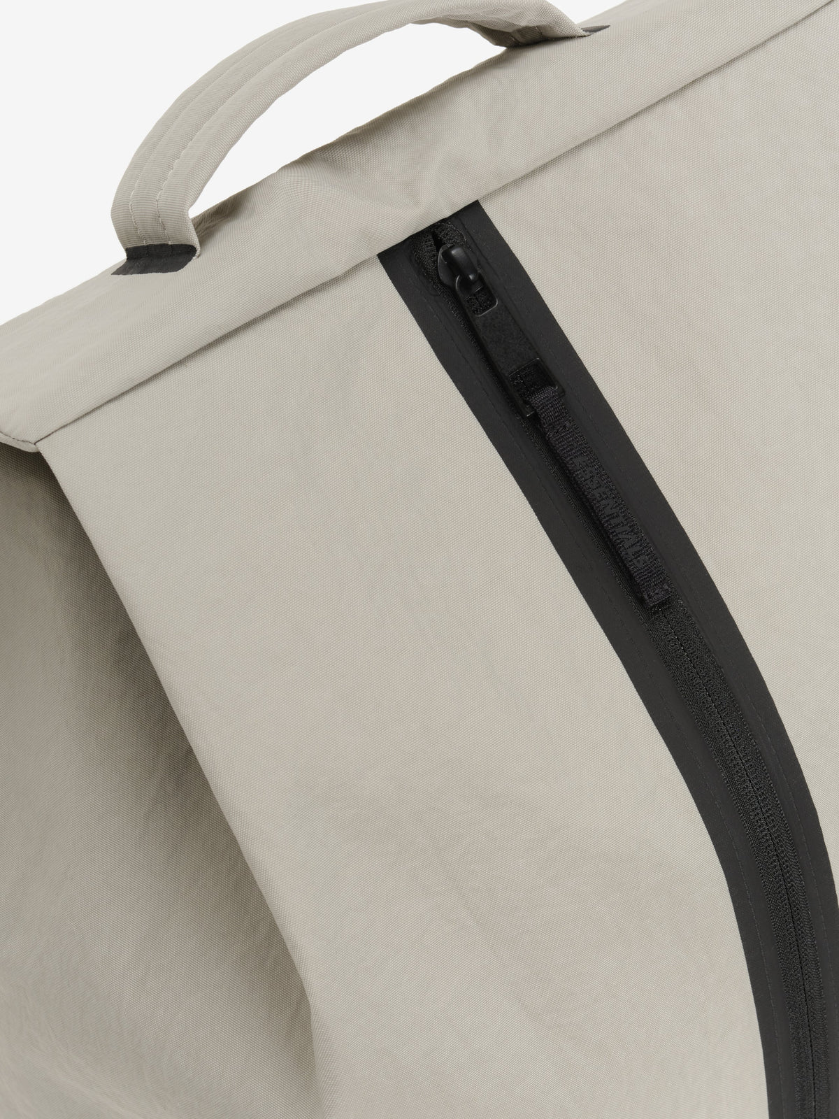 Accesorio Fear of God Essentials Sports Duffel Cement