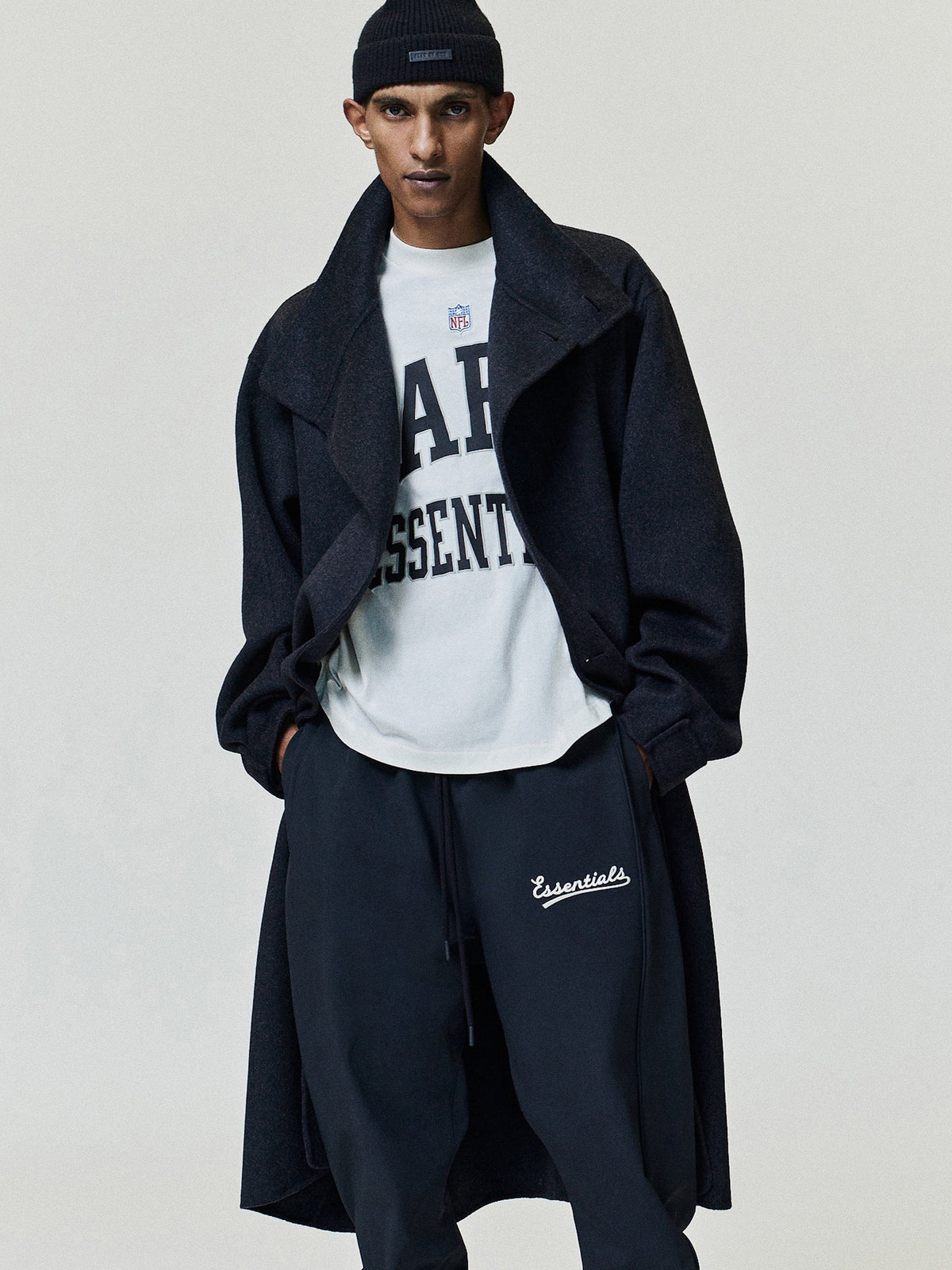 Remera Fear of God Essentials Nfl Paris Merch Ivory