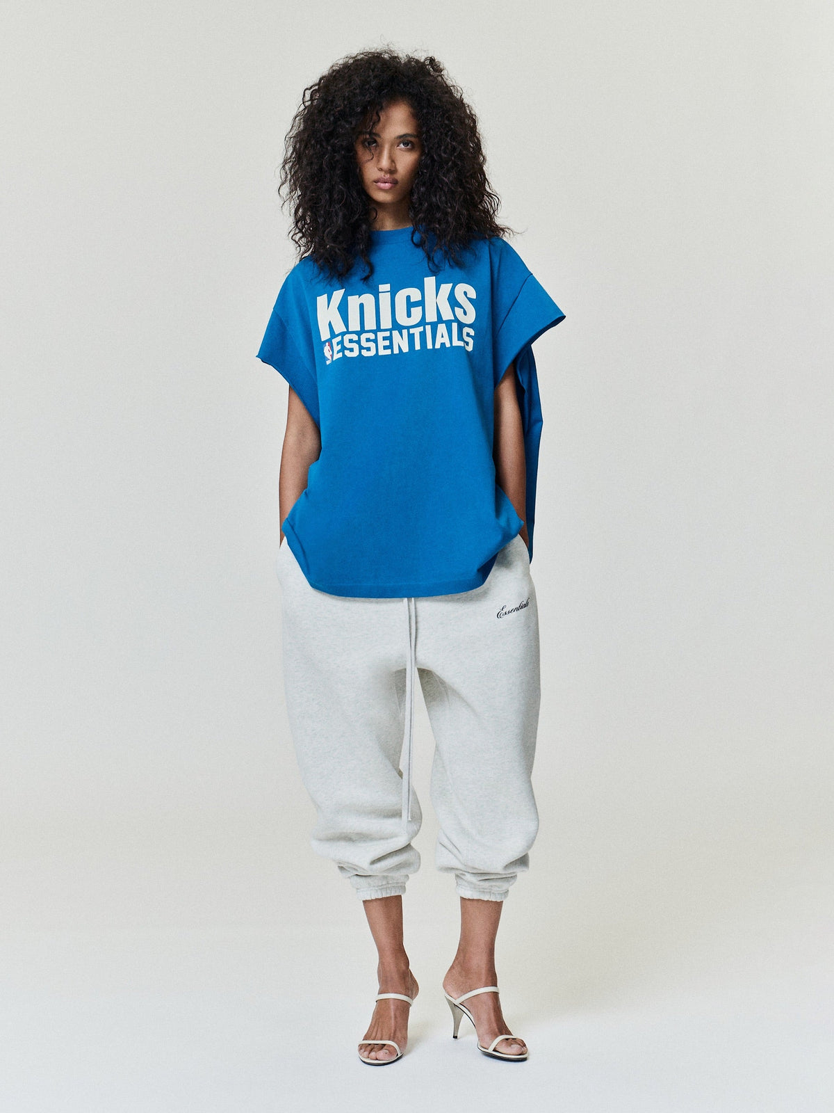 Remera Fear of God Essentials Knicks Muscle Blue Sapphire