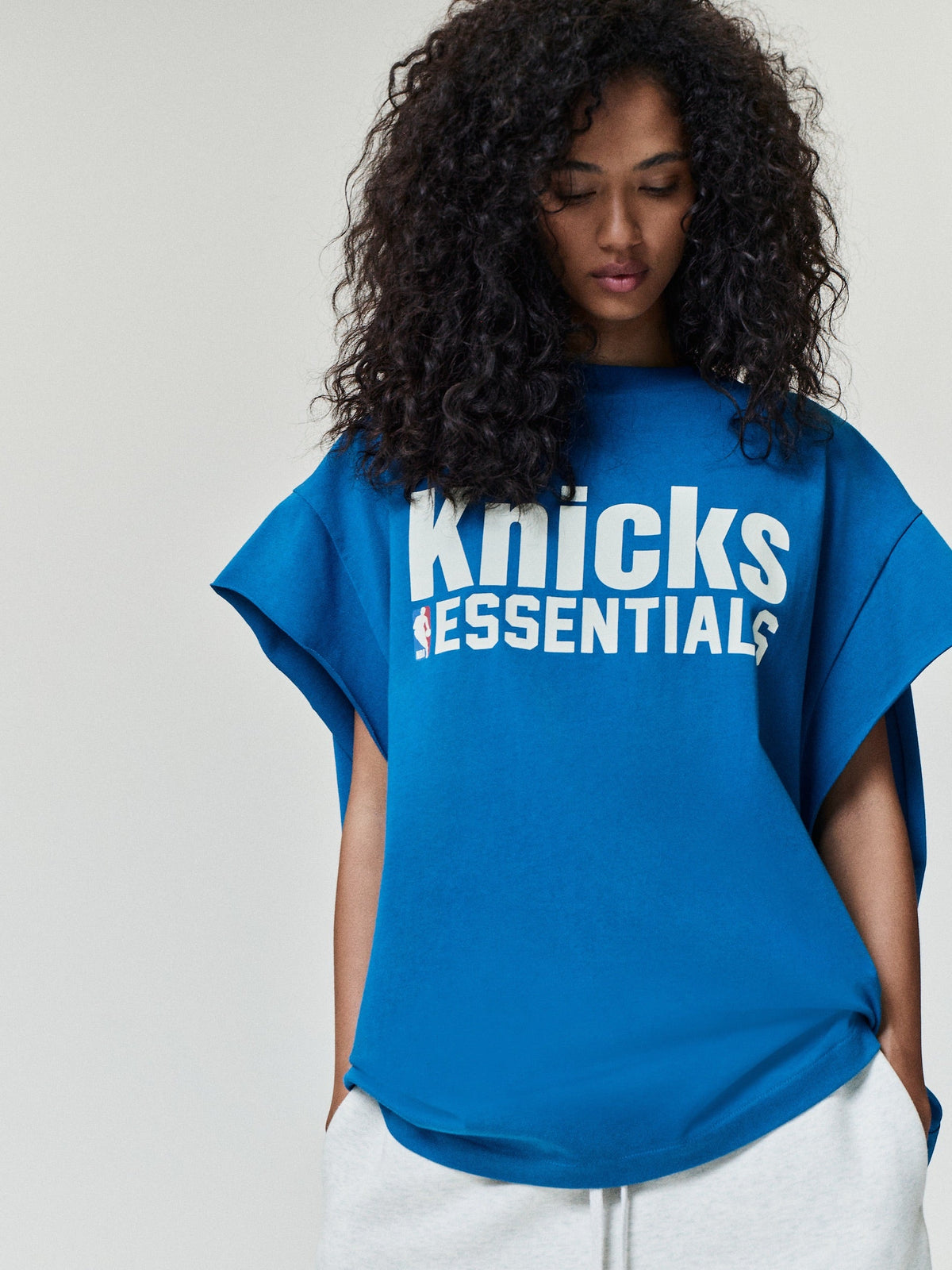 Remera Fear of God Essentials Knicks Muscle Blue Sapphire