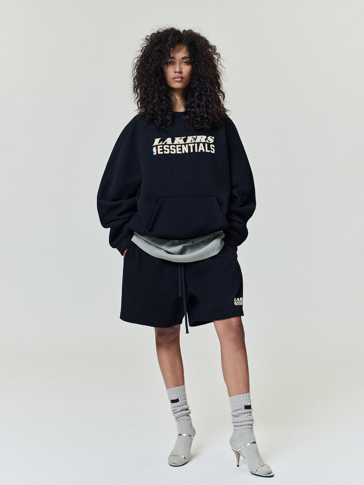 Buzo Fear of God Essentials Lakers 90s Relaxed Negro