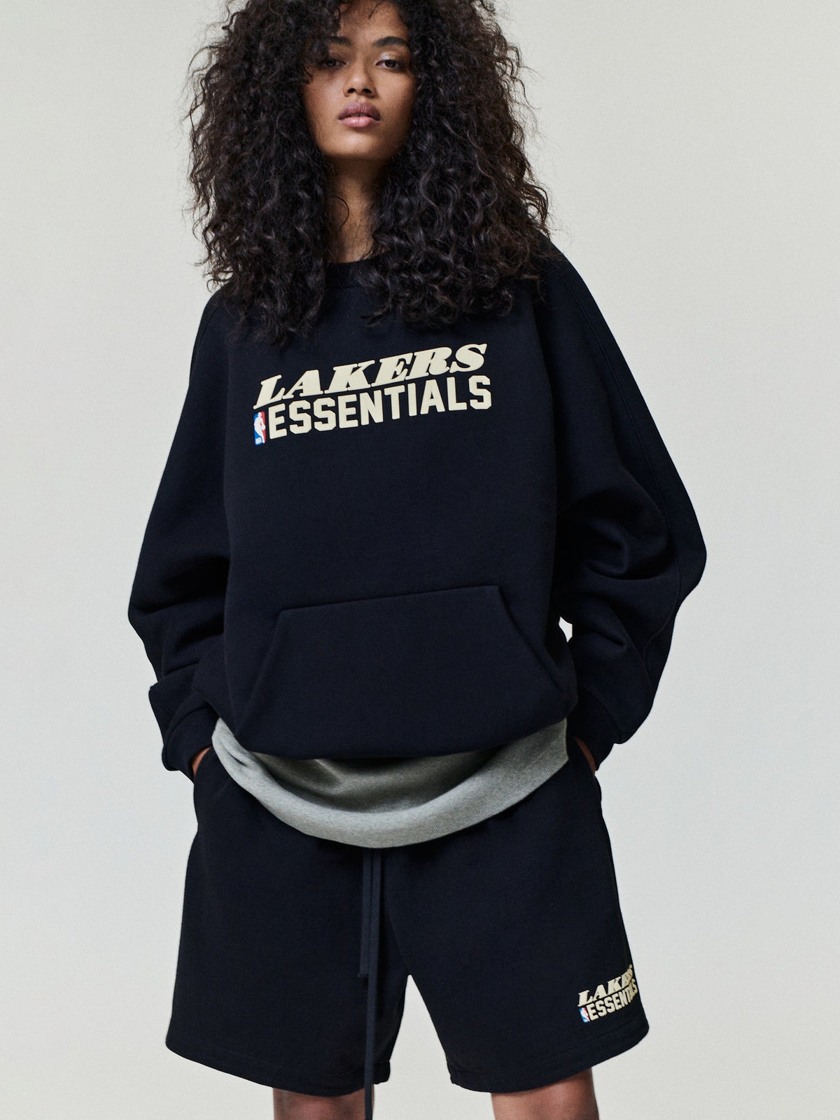 Buzo Fear of God Essentials Lakers 90s Relaxed Negro