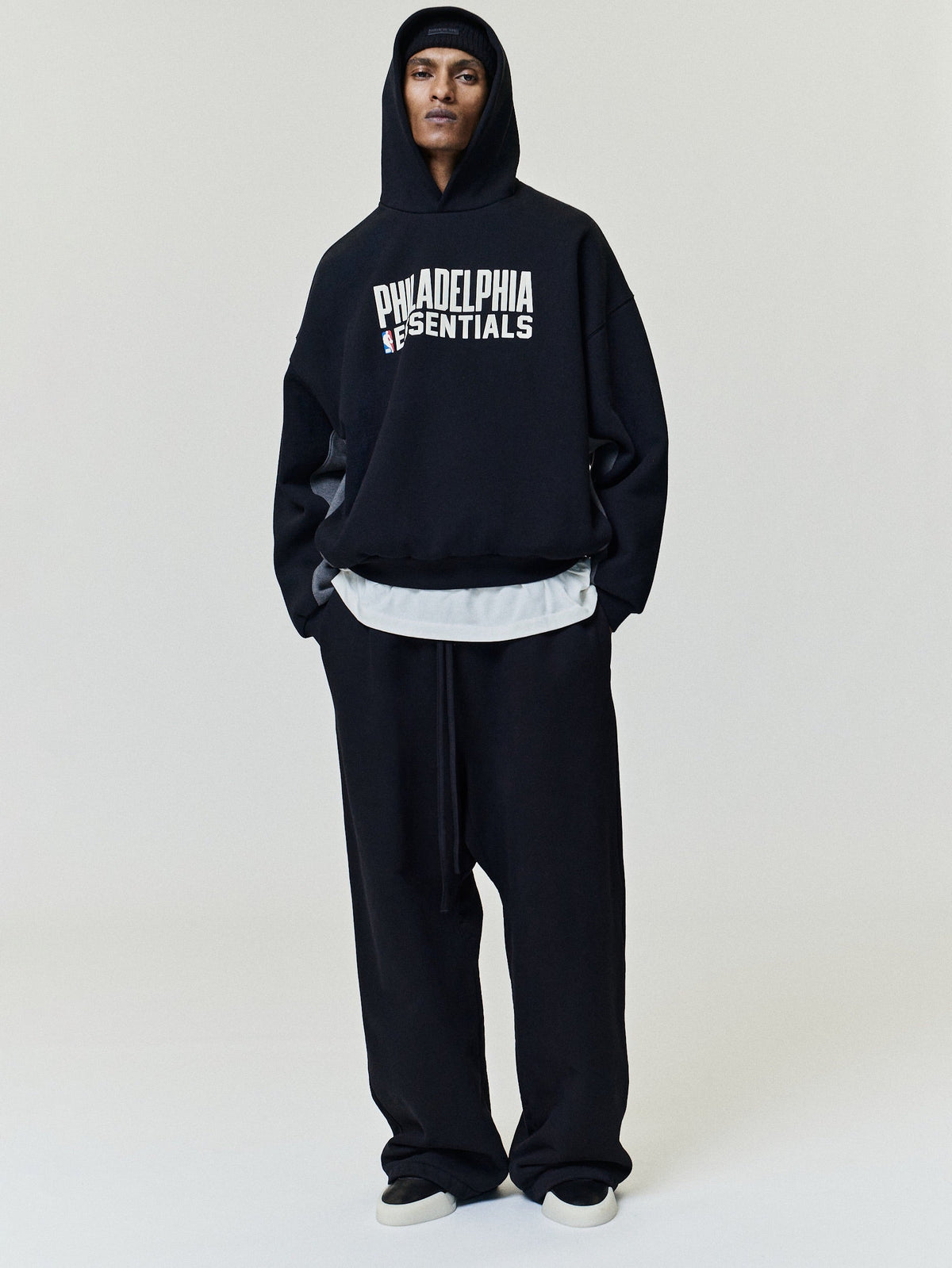 Buzo Fear of God Essentials Sixers 90s Relaxed Negro