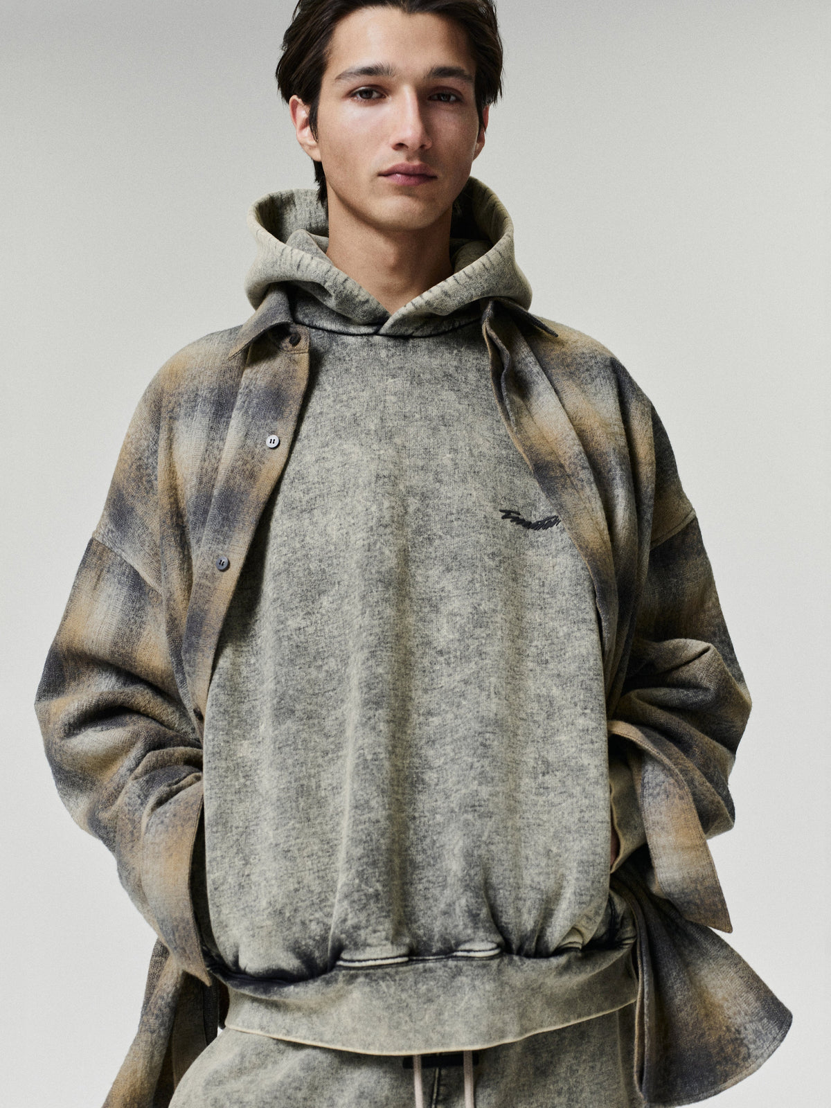 Buzo Fear of God Essentials Classic Raglan Sulphur Black Cloud Wash