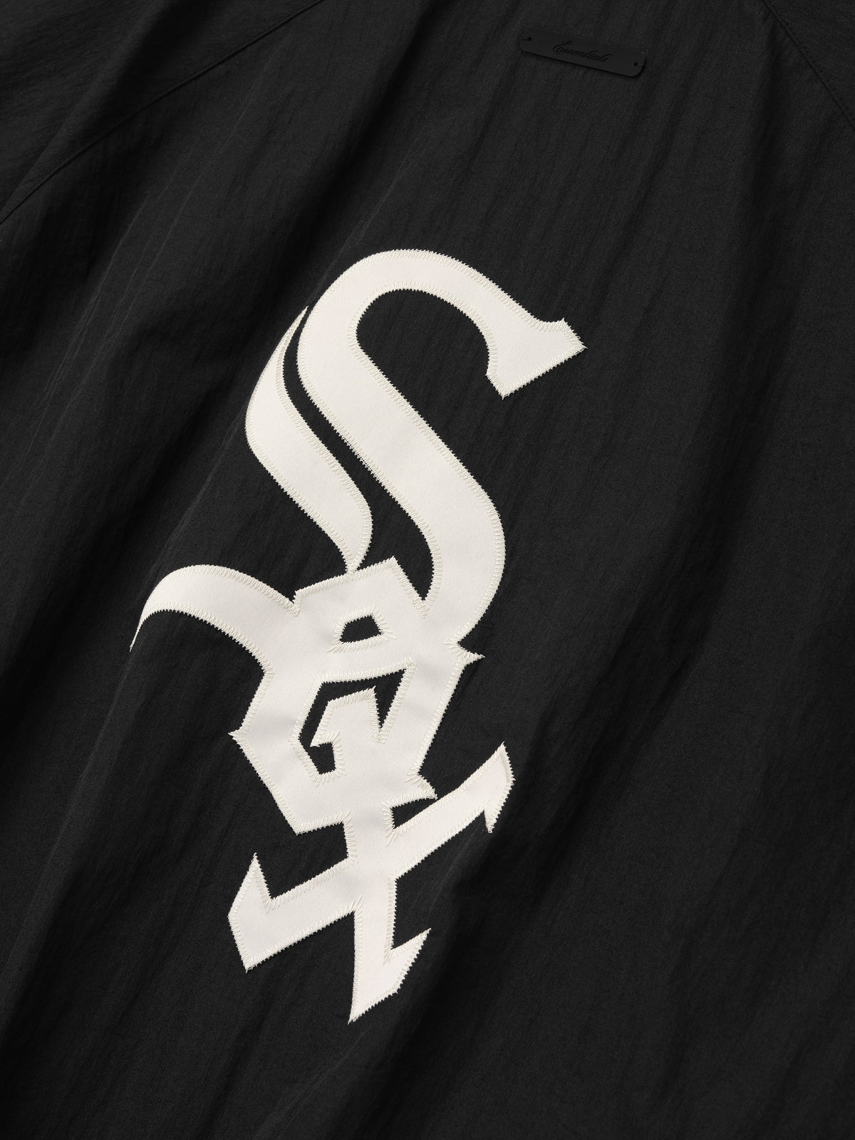 Campera Fear of God Essentials Blanco Sox Half Zip Negro