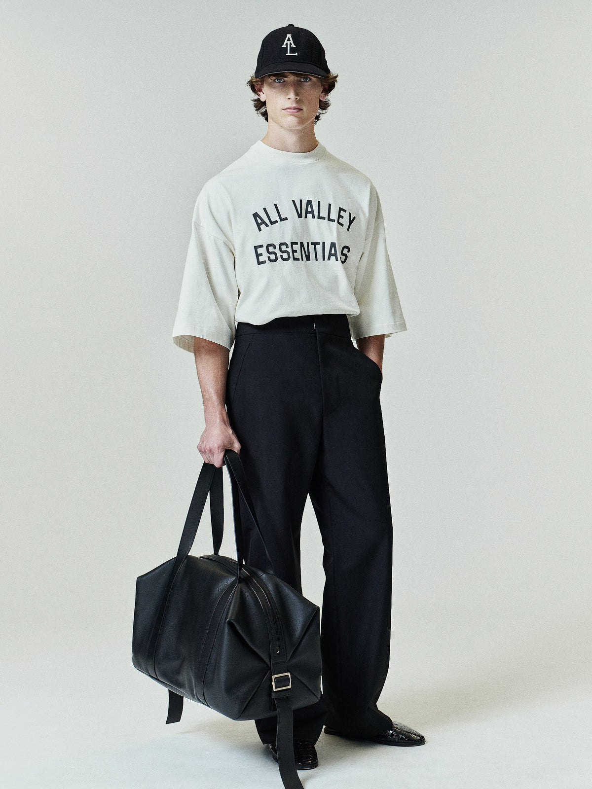Remera Fear of God Essentials Merch Boxy Fit Ivory