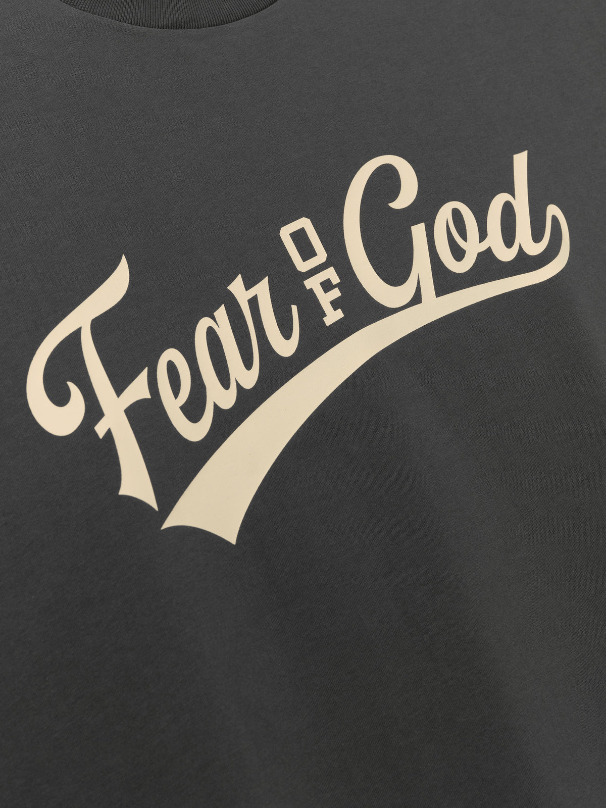 Remera Fear of God Essentials Merch Boxy Fit Iron Grey