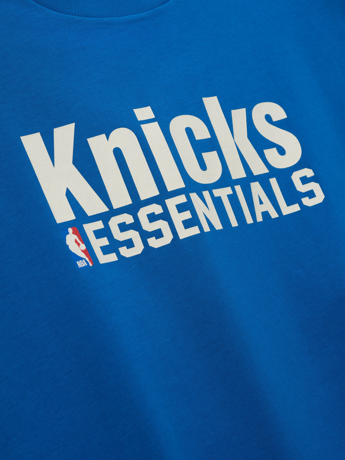 Remera Fear of God Essentials Knicks Muscle Blue Sapphire